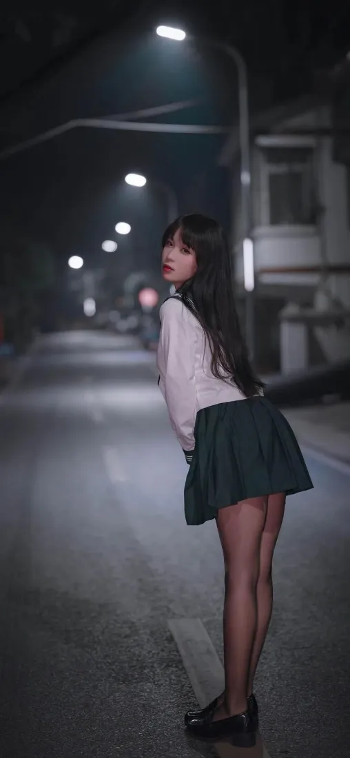 短裙少女夜色街道手机壁纸｜路灯街景 - 黑丝「哲风壁纸」