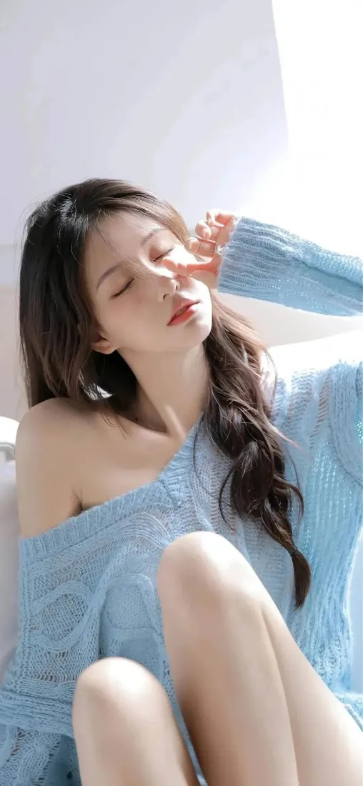 蓝衣美女手机壁纸｜居家背景 - 手机高清壁纸「哲风壁纸」