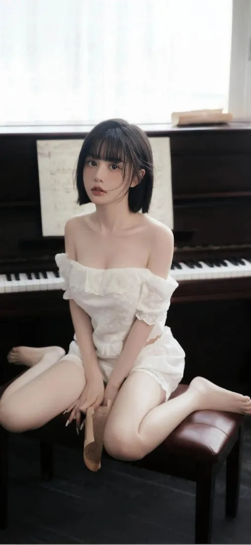 短发女生钢琴白裙手机壁纸｜室内背景 - 手机高清「哲风壁纸」