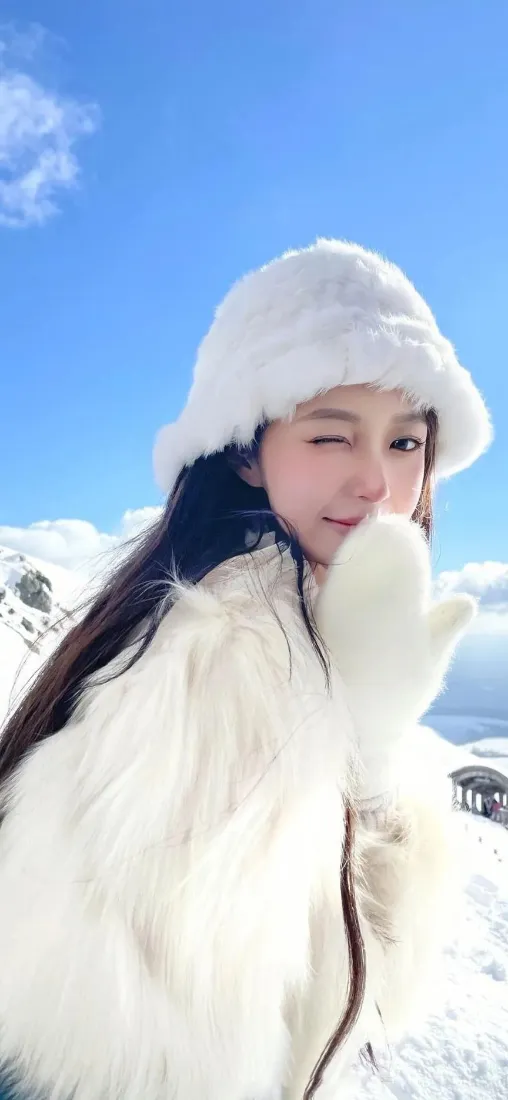雪景美女手机壁纸｜雪山蓝天 - 白毛绒穿搭「哲风壁纸」