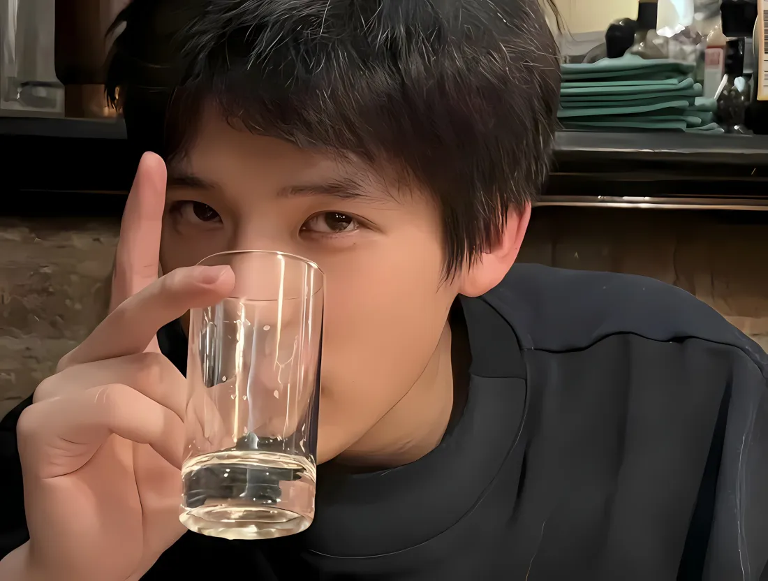 2k王安宇悠闲喝水壁纸｜室内 - 玻璃杯「哲风壁纸」