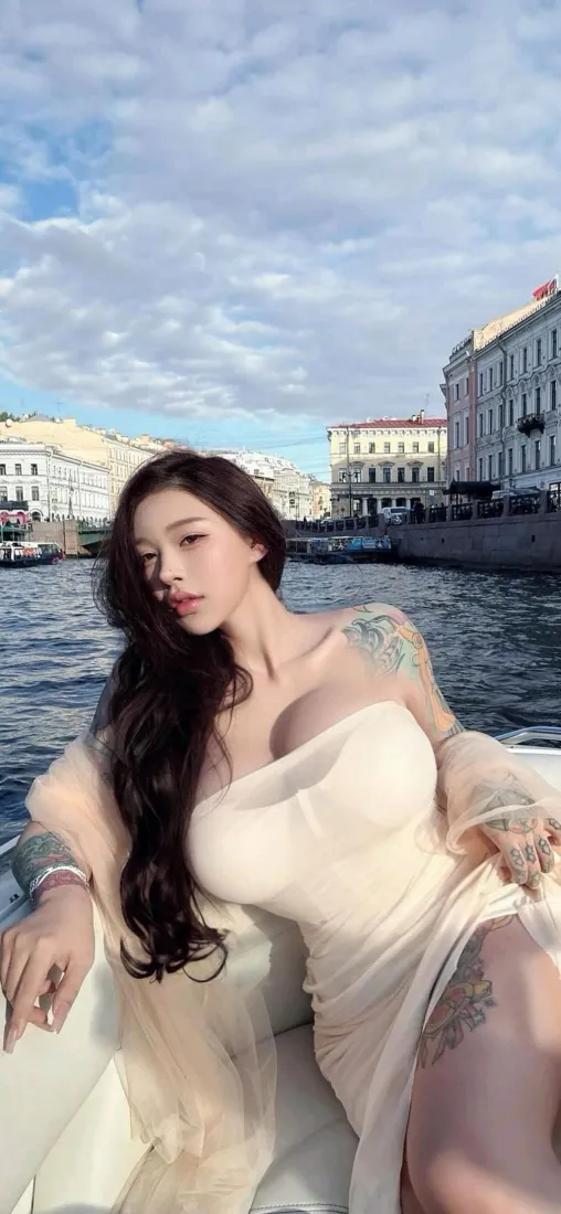 白衣美女游船手机壁纸｜欧式建筑背景 - 纹身「哲风壁纸」