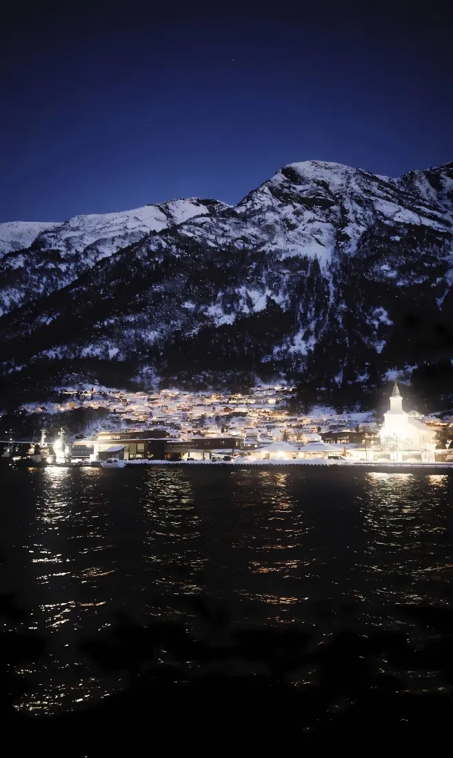 夜晚雪山湖泊城镇灯光手机壁纸｜自然风景 - 雪景夜色「哲风壁纸」