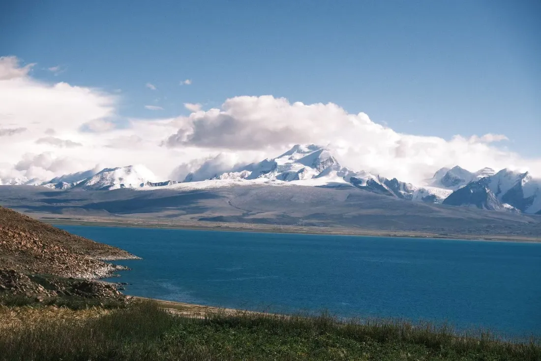 2k雪山湖水壁纸｜蓝天草地背景图 - 自然风景「哲风壁纸」