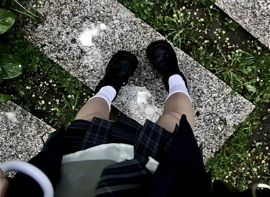 2kJK制服美女壁纸｜草地石板路背景 - 黑皮鞋白袜「哲风壁纸」