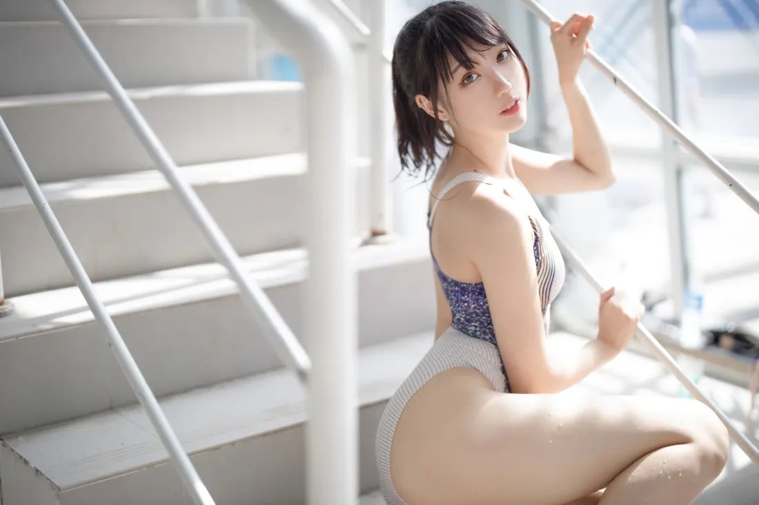 4k泳衣美女壁纸｜楼梯背景 - 短发性感「哲风壁纸」
