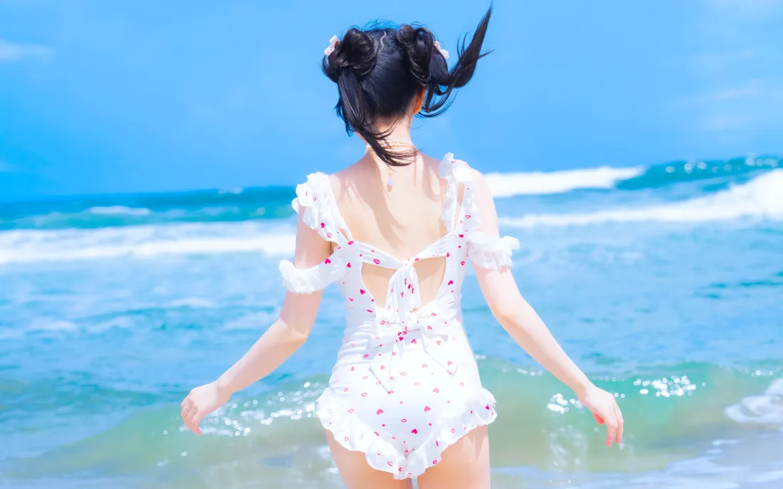 5k泳装美女壁纸｜海边背景图片 - 夏日背影「哲风壁纸」