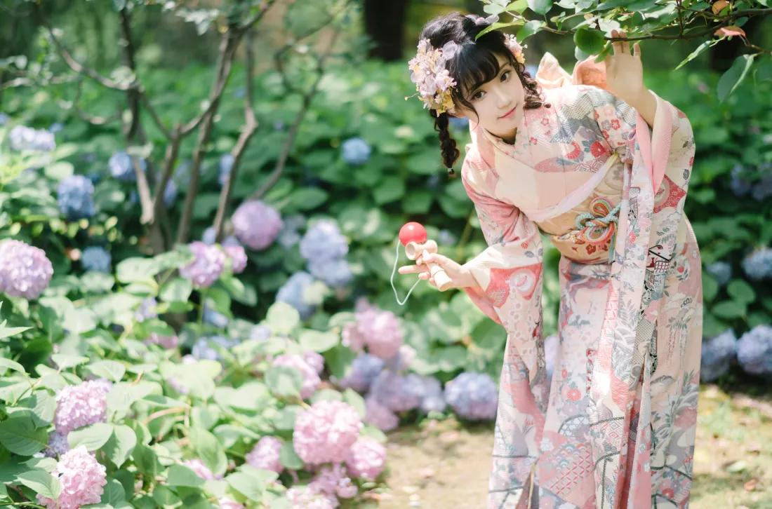 8k和服美女壁纸｜绣球花丛 - 古风写真「哲风壁纸」