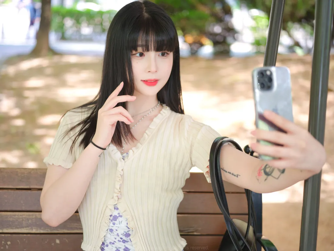 2k美女自拍壁纸｜户外长椅背景 - 清新写真「哲风壁纸」