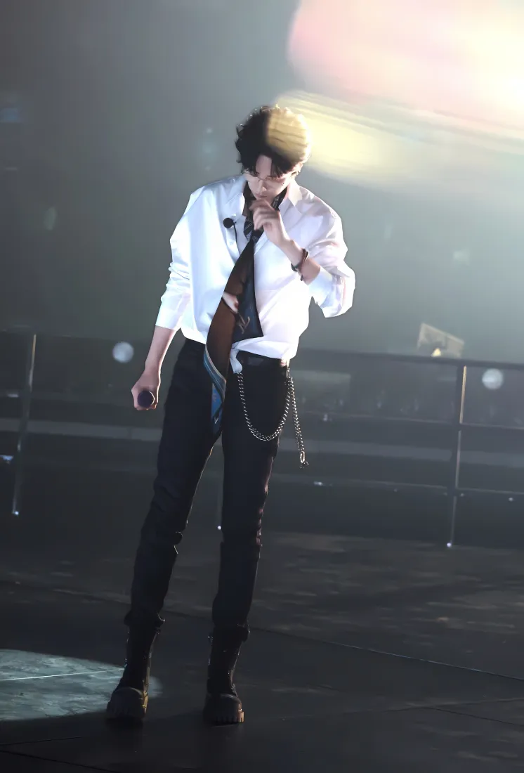 刘宇宁舞台手机壁纸｜歌手写真背景 - 白衬衫黑裤「哲风壁纸」