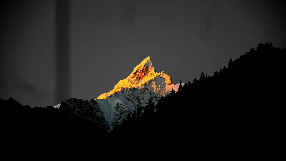 6k日照金山壁纸｜金色山脉背景图片 - 孤峰「哲风壁纸」