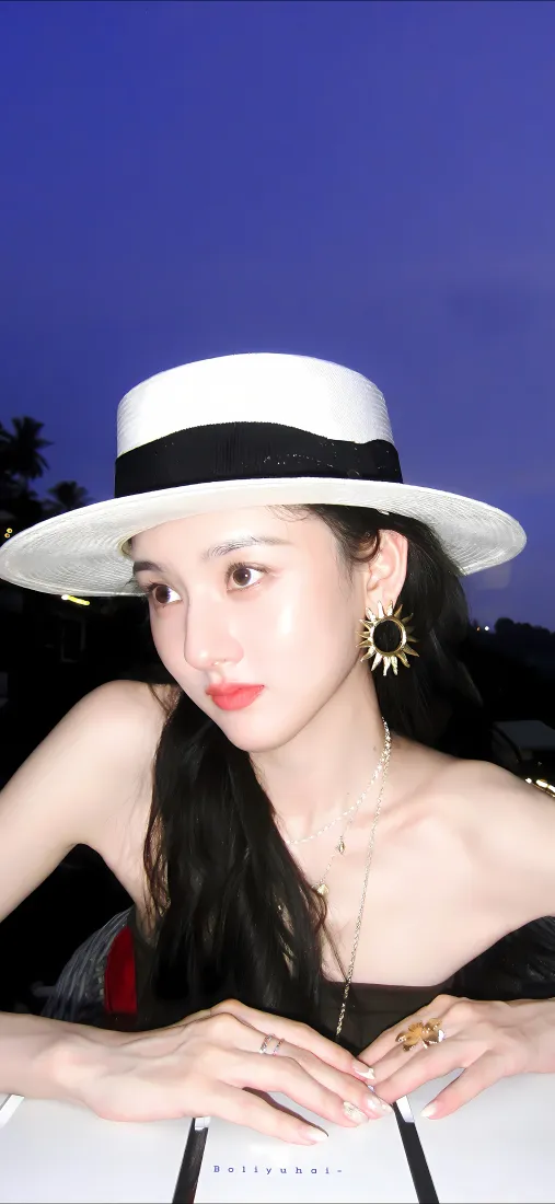 宋祖儿手机壁纸｜蓝背景 - 白帽美女「哲风壁纸」