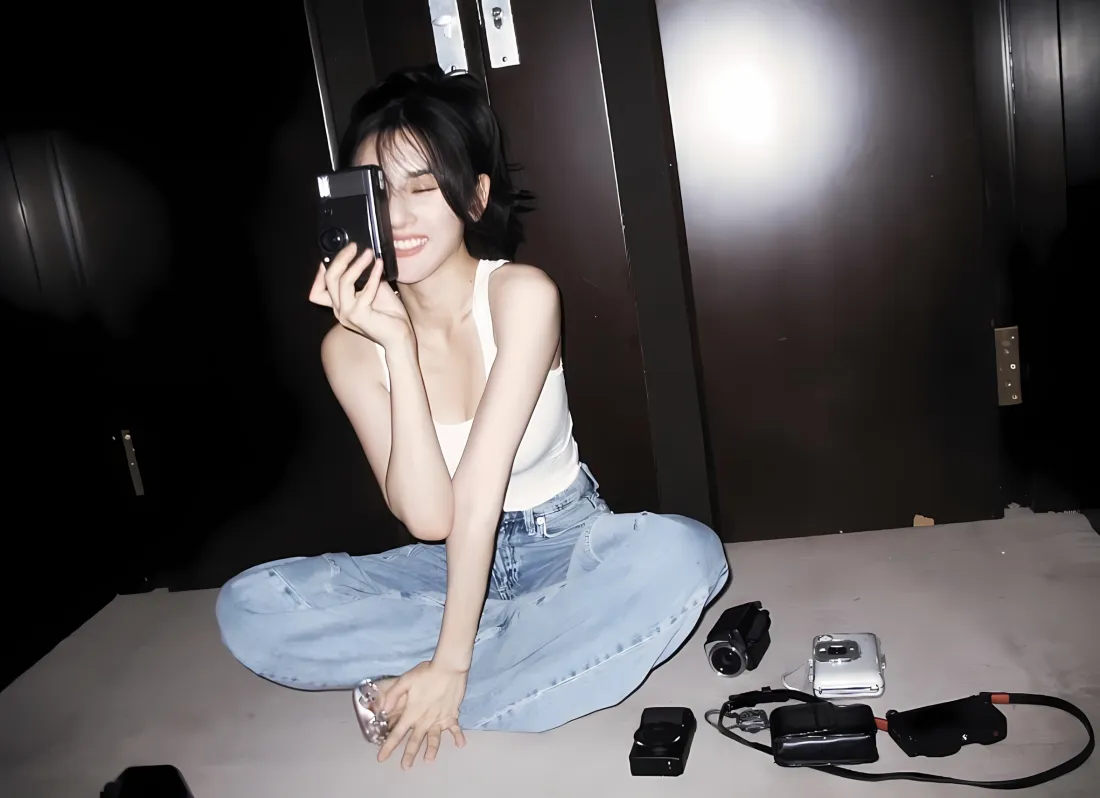 2k宋祖儿自拍壁纸｜居家背景图片 - 牛仔裤白背心「哲风壁纸」