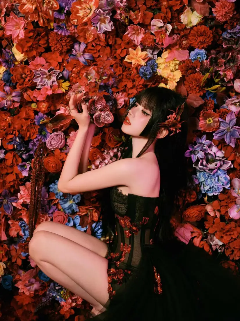 宋雨崎鲜花手机壁纸｜花簇背景 - 黑色礼服「哲风壁纸」