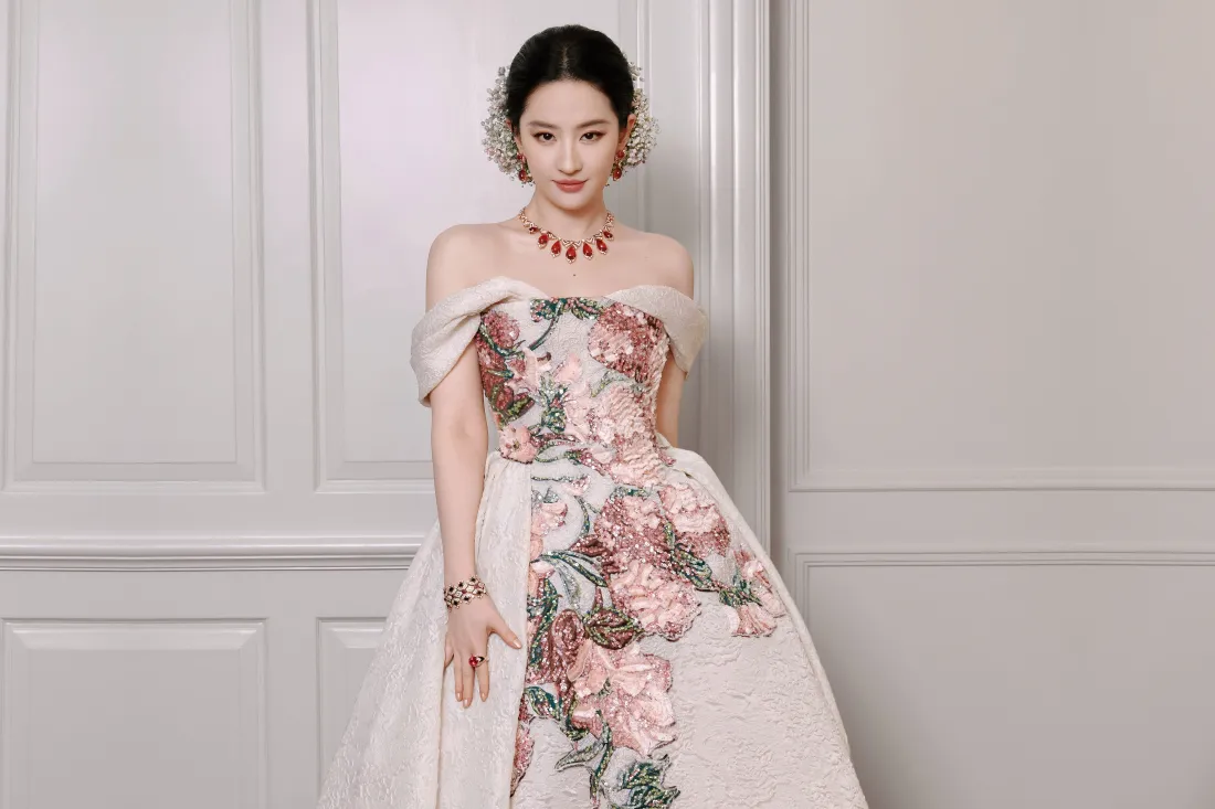 4k刘亦菲花卉礼服壁纸｜白墙 - 优雅时尚「哲风壁纸」