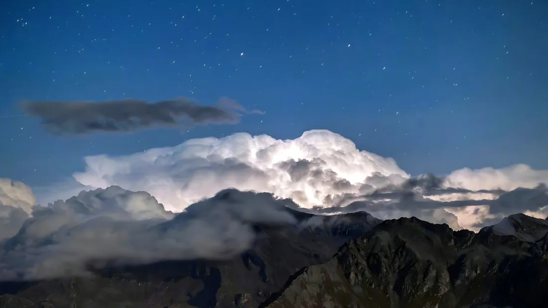 4k夜空山脉云层壁纸｜风景背景 - 氛围感「哲风壁纸」