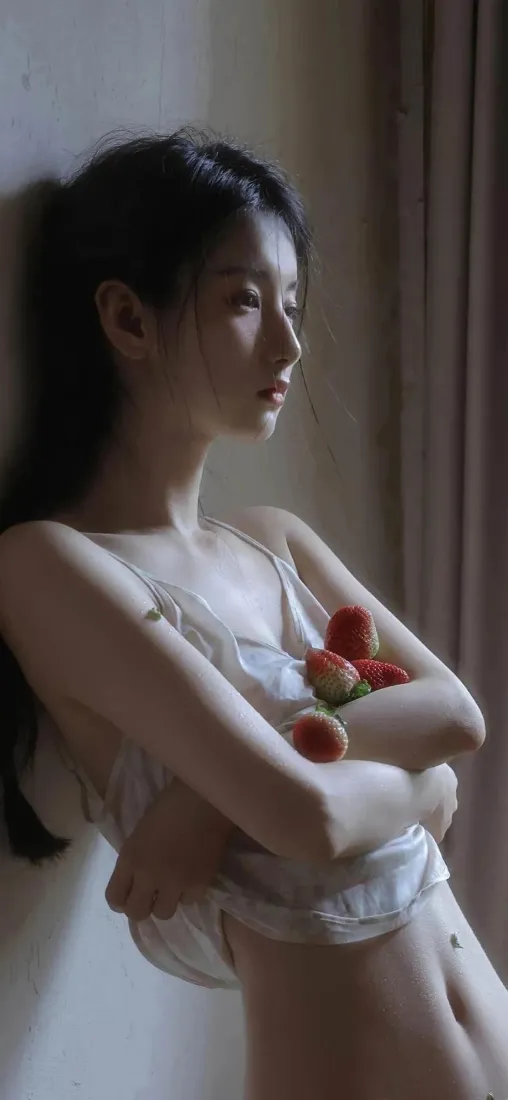 草莓美女手机壁纸｜靠墙背景 - 性感迷人「哲风壁纸」
