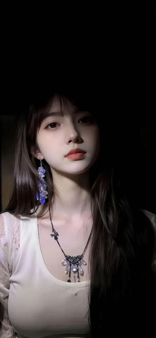 长发美女手机壁纸｜暗色背景 - 白上衣项链「哲风壁纸」