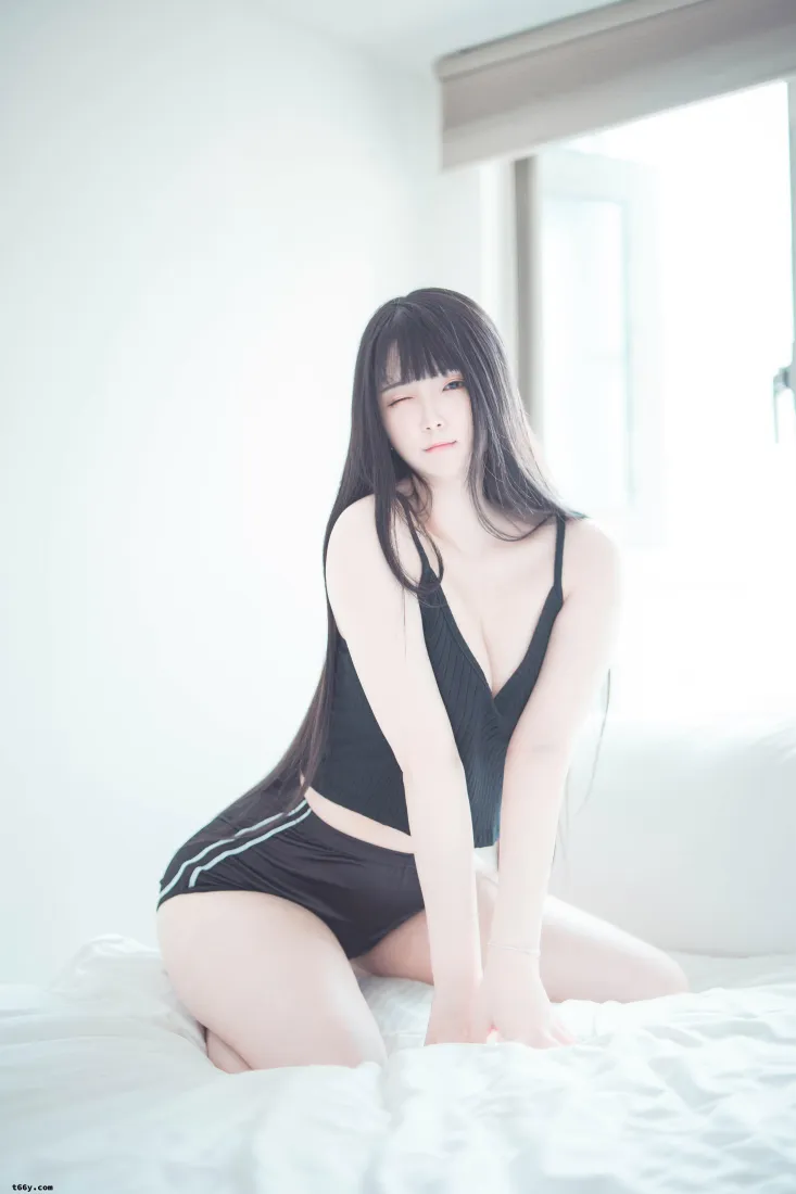 黑衣美女手机壁纸｜室内背景图片 - 性感迷人「哲风壁纸」