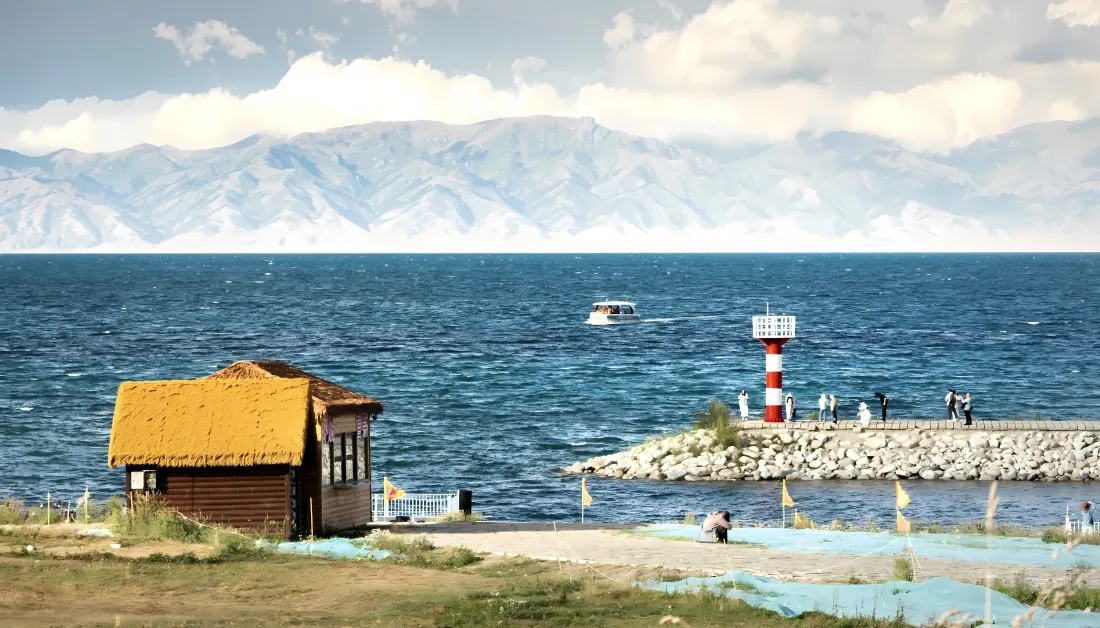 4k海边房屋山峰壁纸｜自然风景 - 灯塔大海沙滩「哲风壁纸」
