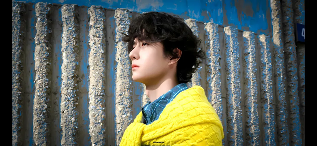 5k王一博黄色外套壁纸｜蓝色栅栏背景 - 帅哥侧颜「哲风壁纸」