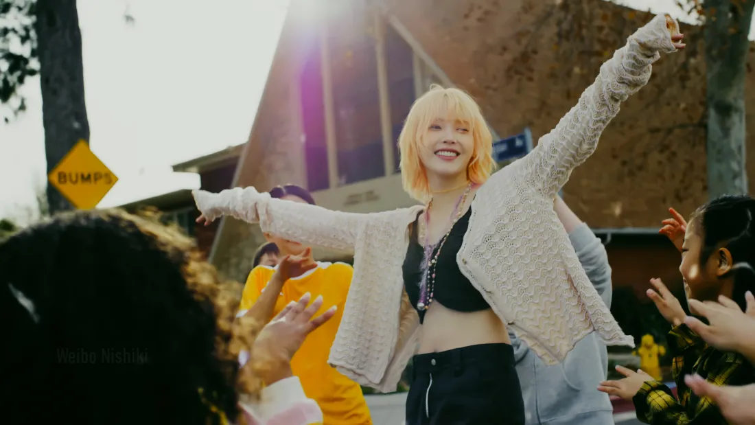 6kIU（李知恩）壁纸｜户外互动 - 阳光穿搭「哲风壁纸」