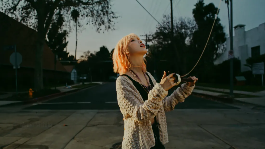 6kIU李知恩壁纸｜街道傍晚 - 针织开衫短发「哲风壁纸」