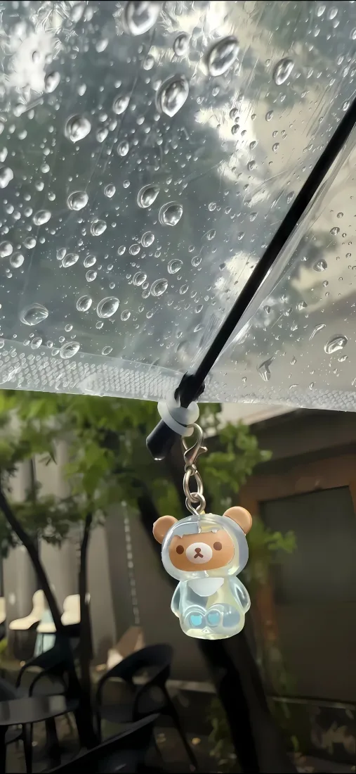 卡通小熊挂件手机壁纸｜雨天背景图片 - 透明伞「哲风壁纸」