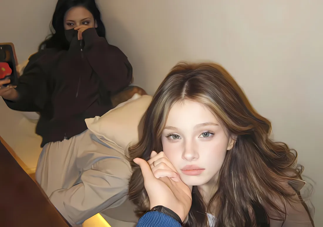 2k欧美美女室内自拍壁纸｜居家背景 - 长发美女「哲风壁纸」