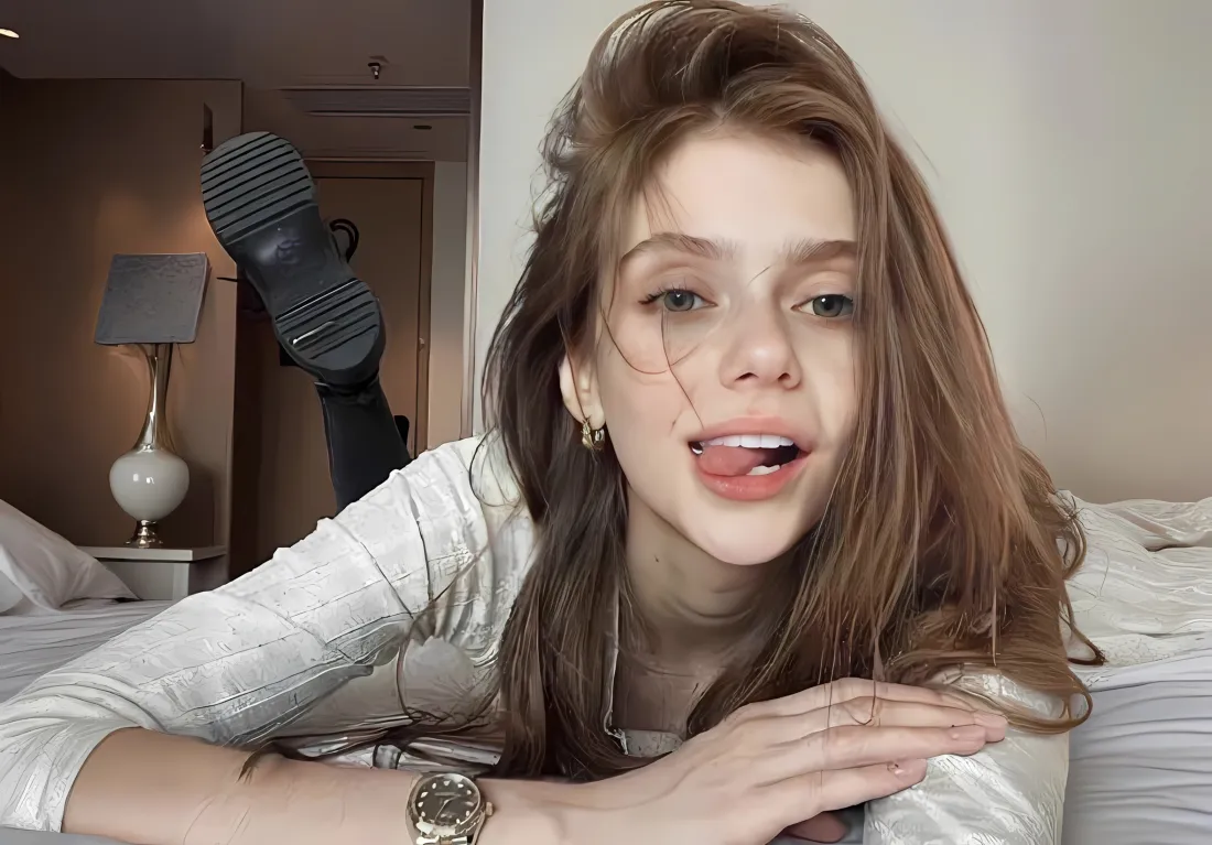 2k欧美美女壁纸｜室内卧室 - 长发吐舌手表「哲风壁纸」