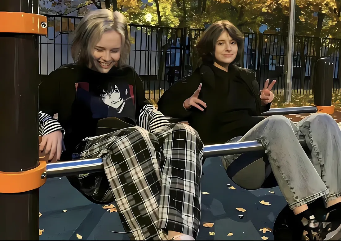 2k欧美女性健身器材壁纸｜户外秋季休闲背景 - 格子裤「哲风壁纸」