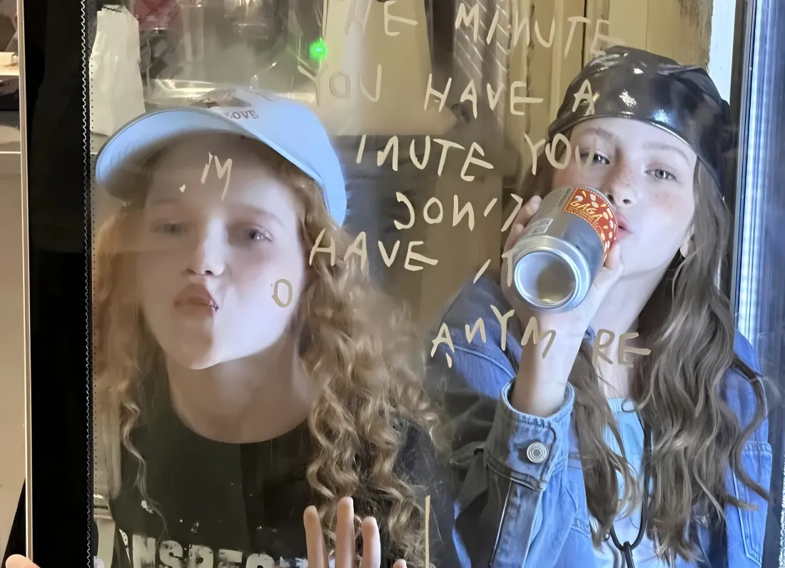 2k欧美女孩玻璃互动壁纸｜趣味背景图 - 卷发牛仔「哲风壁纸」