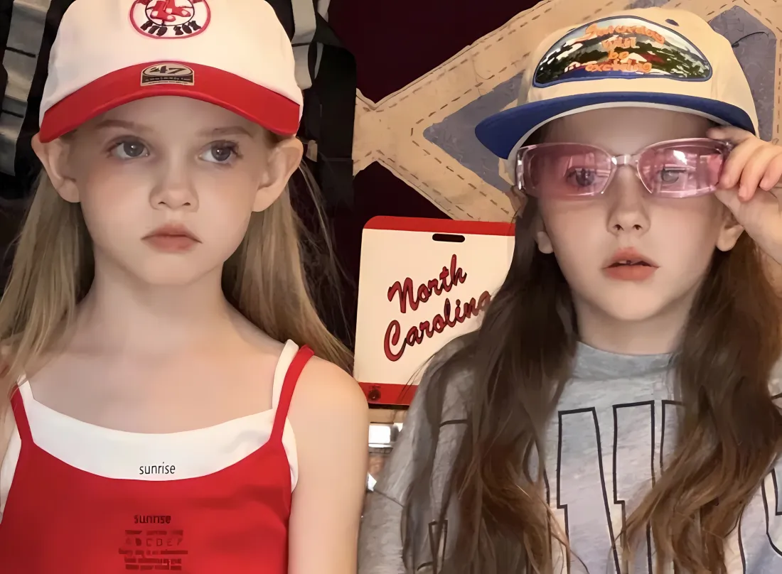 2k欧美女孩棒球帽壁纸｜North Carolina背景 - 可爱「哲风壁纸」