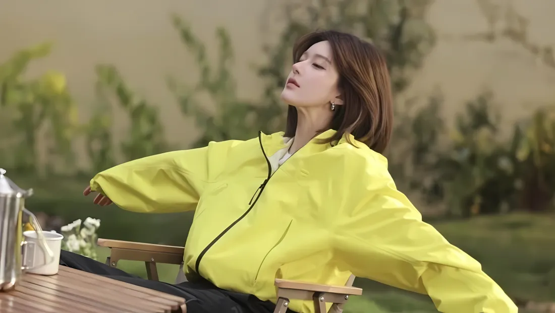 2k赵露思露营壁纸｜户外休闲背景图片 - 黄色外套「哲风壁纸」