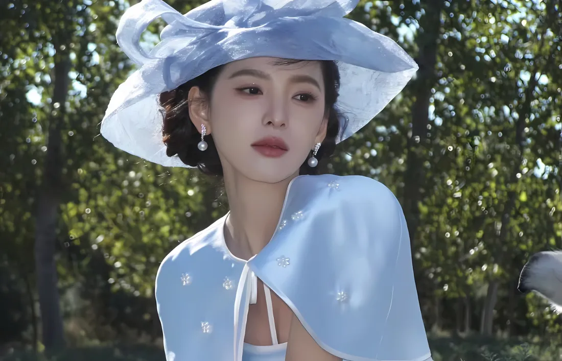 2k章若楠蓝色礼服壁纸｜树林背景 - 户外清新「哲风壁纸」