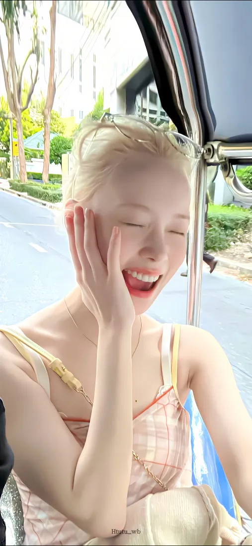 金玟庭手机壁纸｜蹦蹦车背景 - 粉色吊带金发「哲风壁纸」