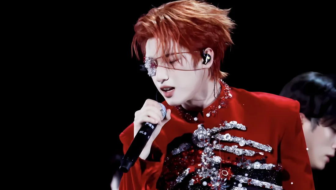 2k严浩翔礼服壁纸｜演唱会背景图片 - 红发麦克风「哲风壁纸」