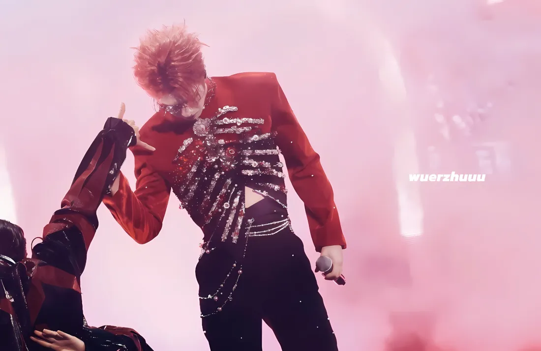 2k严浩翔礼服演唱会壁纸｜舞台烟雾背景 - 红「哲风壁纸」