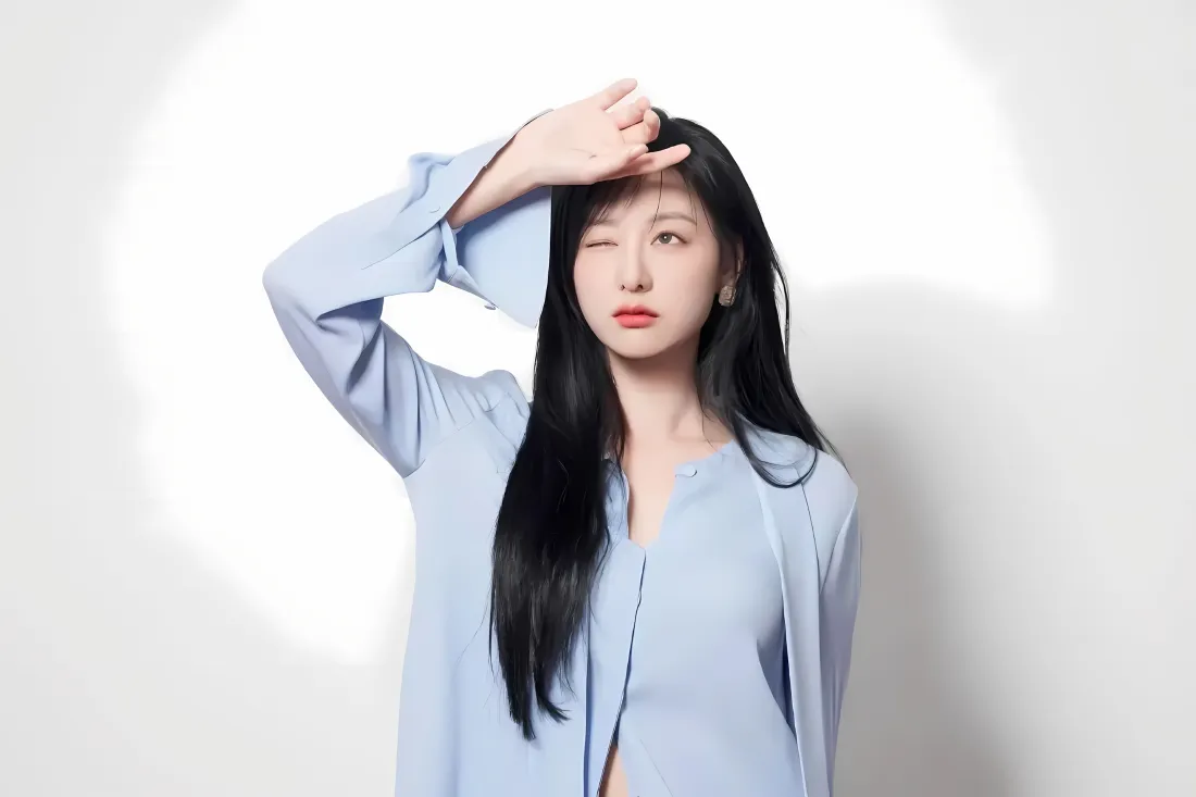 3k金智媛蓝色衬衣壁纸｜简约背景 - 气质穿搭「哲风壁纸」