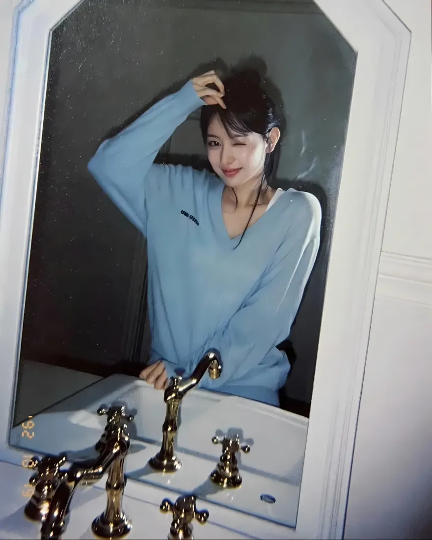 金智媛CCD室内手机壁纸｜蓝色上衣 - 复古自拍「哲风壁纸」