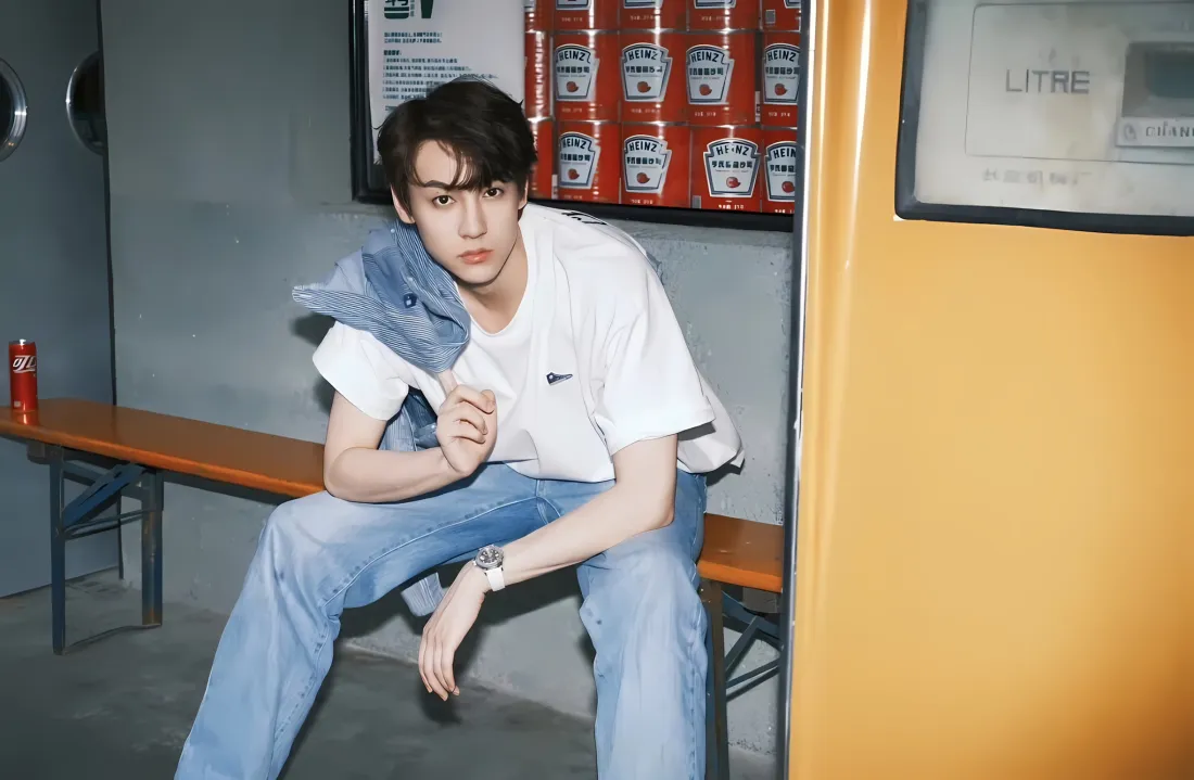 2k田栩宁壁纸｜室内长椅背景 - 休闲穿搭「哲风壁纸」