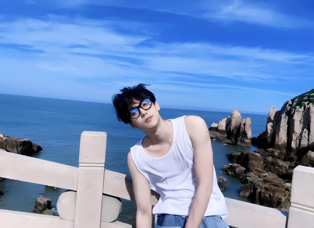 2k田栩宁壁纸｜海边蓝天背景图片 - 白色背心「哲风壁纸」