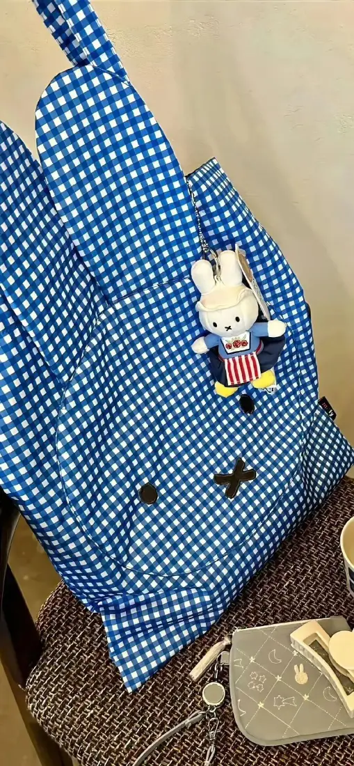 米菲兔卡通手机壁纸｜蓝色布艺背景 - 可爱玩偶「哲风壁纸」