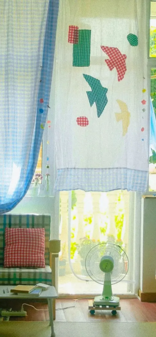 绿色风扇温馨家居手机壁纸｜格子窗帘背景 - 装饰画「哲风壁纸」