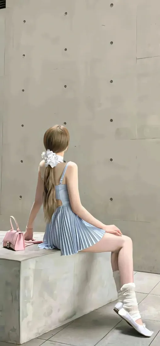 背影女孩手机壁纸｜简约背景 - 条纹吊带裙「哲风壁纸」