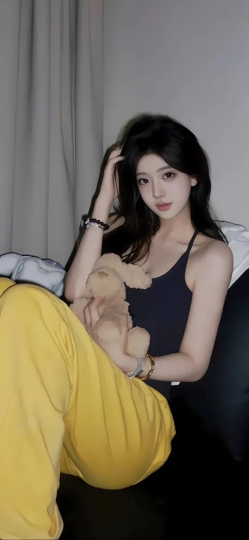 美女沙发慵懒风手机壁纸｜居家玩偶背景图片 - 黄色裤子「哲风壁纸」