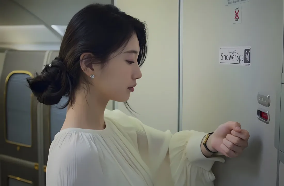 2k裴智秀白衣机舱壁纸｜简约ins风 - 操作「哲风壁纸」