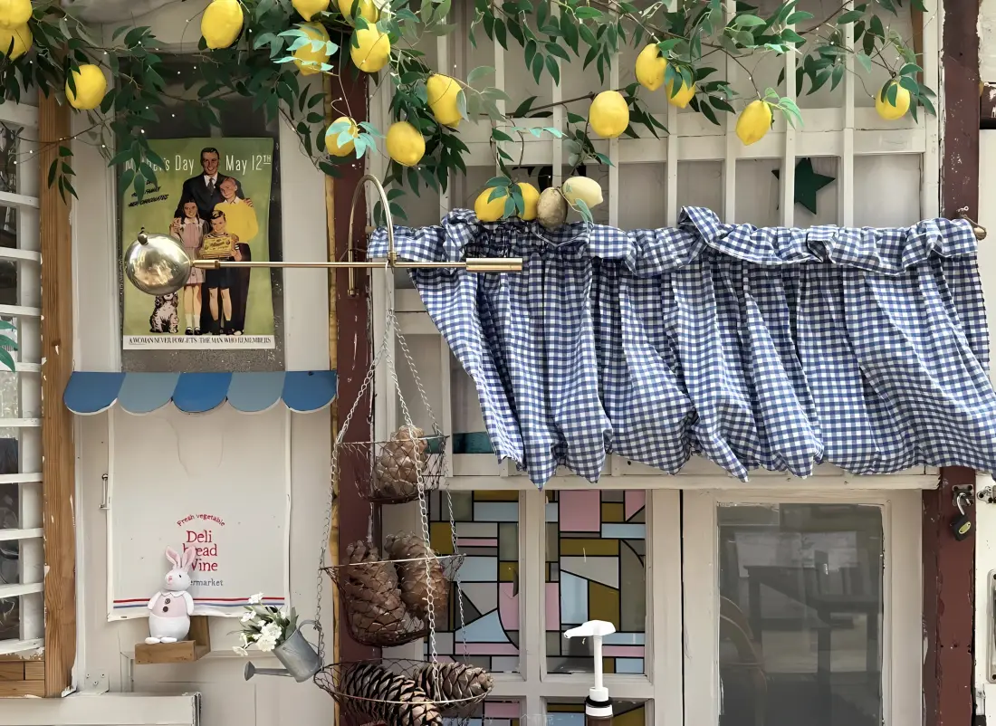 2k蓝白格帘 柠檬房屋壁纸｜温馨小屋背景 - 装饰「哲风壁纸」