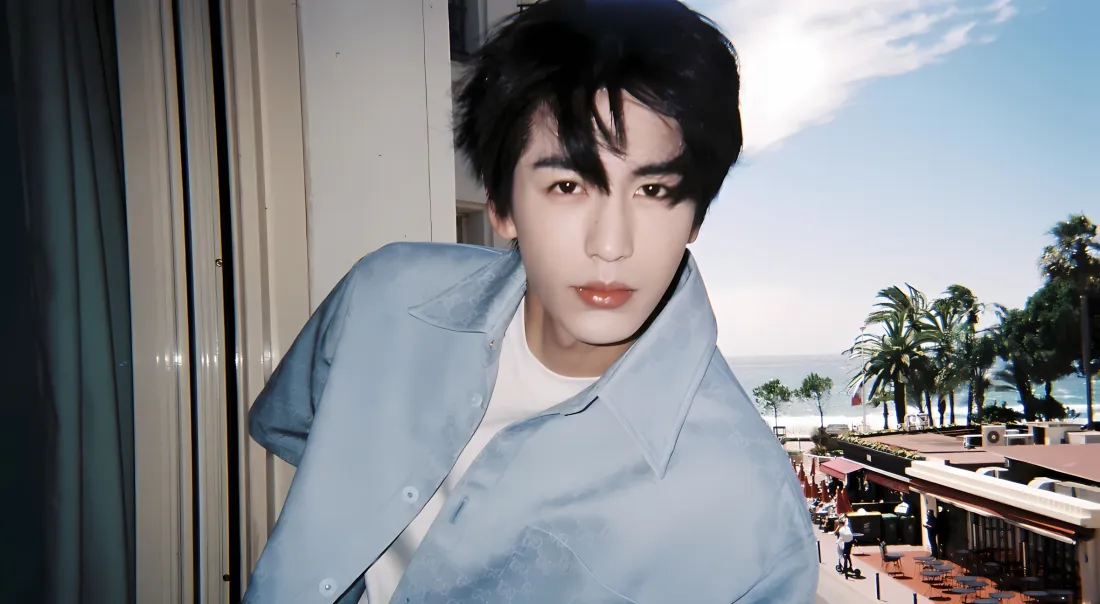 2k张凌赫海边衬衫壁纸｜海滩休闲背景 - 浅蓝色「哲风壁纸」