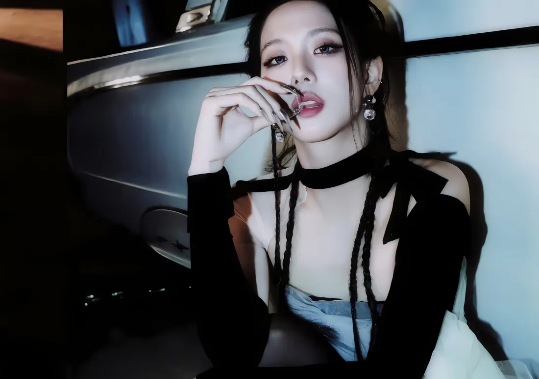 2k金智秀暗黑壁纸｜黑衣美女 - 精致妆容「哲风壁纸」